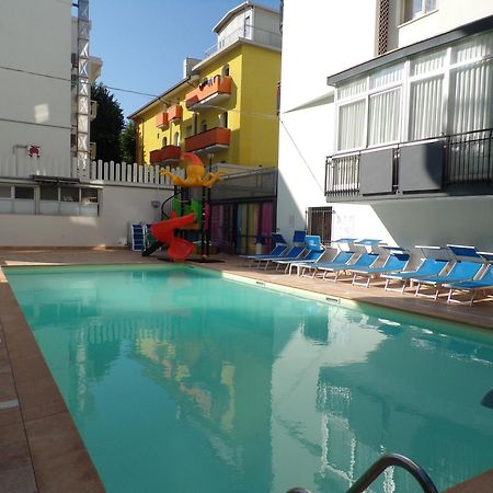 רימיני Hotel 2000 מראה חיצוני תמונה