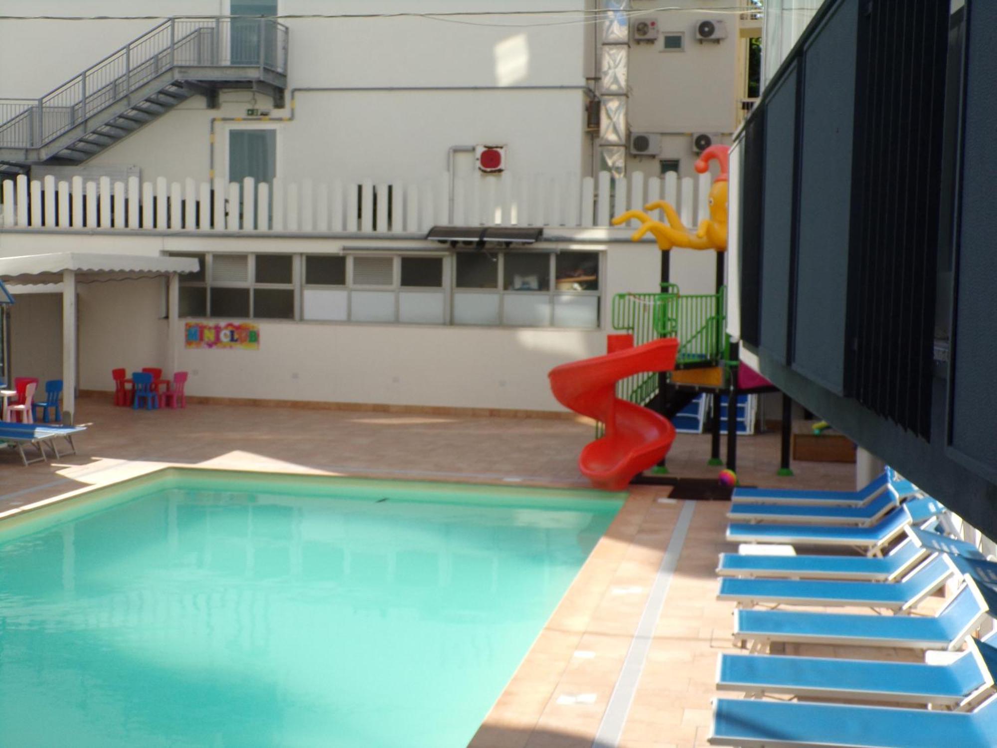 רימיני Hotel 2000 מראה חיצוני תמונה